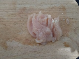 4、花边披萨~饺子皮平底锅版,鸡胸肉洗净切片。