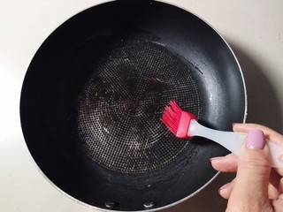 5、花边披萨~饺子皮平底锅版,平底锅底刷油。