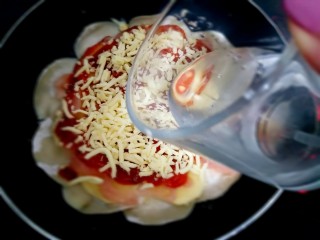 11、花边披萨~饺子皮平底锅版,顺着锅边,放入小半杯水。