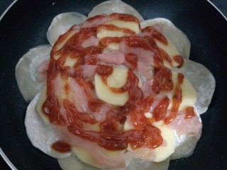 9、花边披萨~饺子皮平底锅版,热锅,一直保持小火,撒上披萨酱。