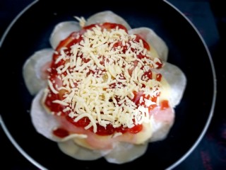 10、花边披萨~饺子皮平底锅版,撒上碎芝士。