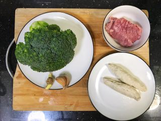 1、超满足便当(8),备料 牛肉解冻 西兰花盐水泡20分钟 鱼圆放到淘好的米上 一块蒸