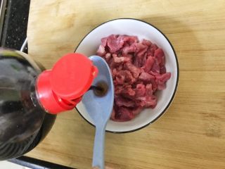 2、超满足便当(8),牛肉切薄片(逆着纹理切)放入生抽一勺