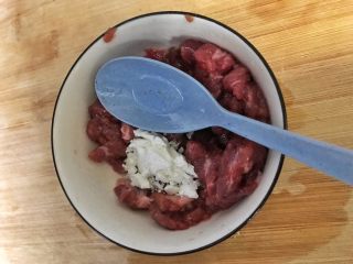 7、超满足便当(8),搅拌均匀之后 再加入生粉半勺