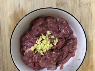 8、超满足便当(8),搅拌均匀再加入再放入姜末