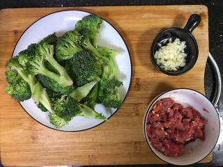 10、超满足便当(8),牛肉拌好之后腌制 把西兰花洗净 切块 蒜切末