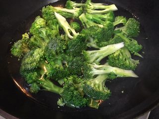 12、超满足便当(8),放入西兰花