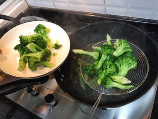 14、超满足便当(8),焯水30秒-一分钟 具体看个人喜欢口感决定焯水的时间长度 然后装出