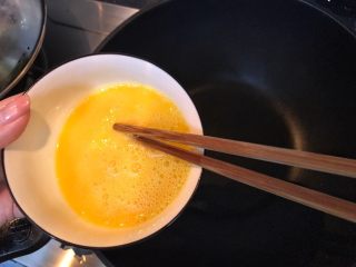 15、超满足便当(8),因为牛肉要腌制久一点 就先打鸡蛋 打久一点 到提起来没有粘絮 然后加盐打匀