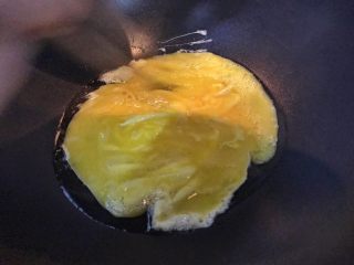 17、超满足便当(8),油热倒入鸡蛋液