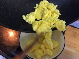 19、超满足便当(8),中途装出一次 把碗里粘着的蛋液沾上再倒入锅内炒炒即可出锅 这样的鸡蛋可嫩了
