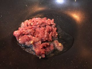 21、超满足便当(8),七八成热倒入牛肉