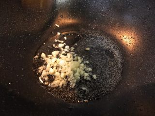 25、超满足便当(8),爆香蒜末