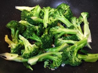 26、超满足便当(8),倒入西蓝花 翻炒一下