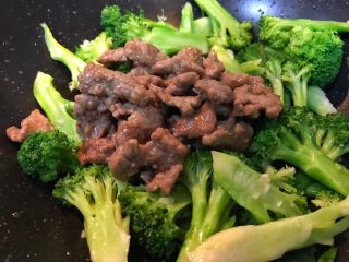 27、超满足便当(8),倒入牛肉