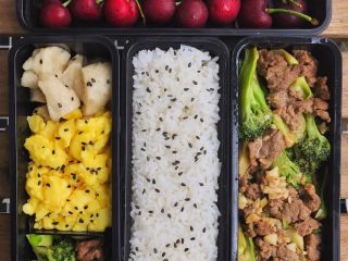 32、超满足便当(8),樱桃泡苏打水 然后过水洗干净入盒 鱼圆切块入盒 炒蛋 西兰花炒牛肉入盒 大功告成