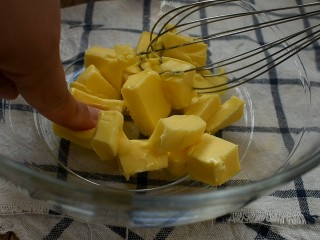 2、巧克力豆曲奇,用手指可以轻易戳个洞的程度