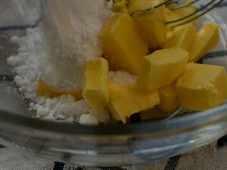 3、巧克力豆曲奇,将糖粉与黄油混合