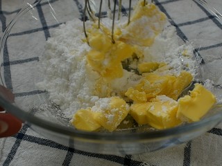 5、巧克力豆曲奇,先用打蛋器将大块黄油戳成小块儿