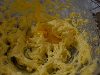 7、巧克力豆曲奇,将蛋液分3次加入进去