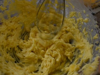 8、巧克力豆曲奇,搅打至充分融合