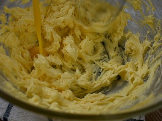 9、巧克力豆曲奇,再第二次加入蛋液,并搅打均匀