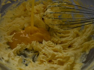 10、巧克力豆曲奇,第三次加入蛋液