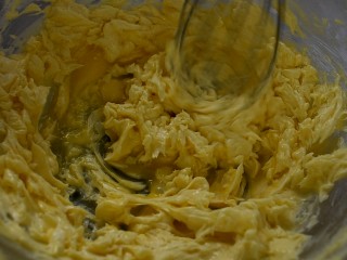 11、巧克力豆曲奇,仍然搅打至充分融合,不要水油分离