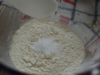 12、巧克力豆曲奇,将低筋面粉、泡打粉混合