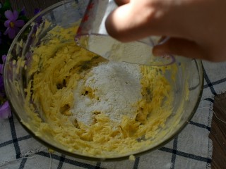 13、巧克力豆曲奇,一并倒入黄油中