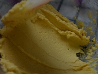 15、巧克力豆曲奇,直至形成细腻的乳霜状即可