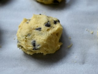 19、巧克力豆曲奇,用勺子取一小勺到烤盘中,将表面整理平整