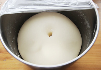 3、时下超级火爆的萌哒哒面包【面包超人挤挤面包】,盖保鲜膜室温发酵至原来的2倍大，手指沾面粉戳洞，洞口不收缩不塌陷为最佳；