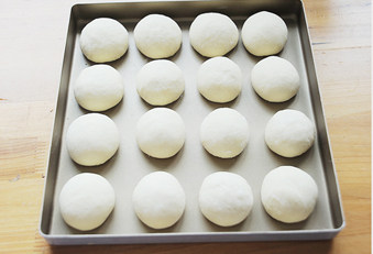 6、时下超级火爆的萌哒哒面包【面包超人挤挤面包】,将生胚排入不沾烤盘内或烤盘铺油纸，每个生胚之间要留一点距离，且距离要相等；