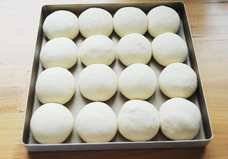 7、时下超级火爆的萌哒哒面包【面包超人挤挤面包】,盖保鲜膜发酵至原来的1.5倍大小；