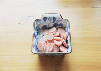 8、时下超级火爆的萌哒哒面包【面包超人挤挤面包】,发酵时将火腿肠切成薄片待用；