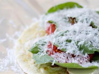 1、简易版烤饼迷你披萨,马苏里拉奶酪切碎.