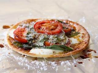 2、简易版烤饼迷你披萨,中型罗马番茄切片.