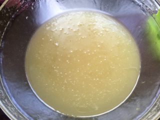 4、广式蛋黄红豆沙月饼,此刻是猪油状的半固态