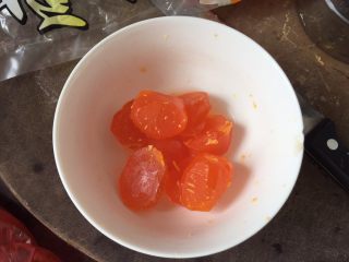 7、广式蛋黄红豆沙月饼,咸蛋黄切成两半放入白酒中滚一滚，我买的是超大颗的咸蛋黄，如果买小号的可以不用切半