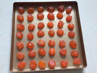 8、广式蛋黄红豆沙月饼,再将蘸白酒的咸蛋黄放入烤盘中