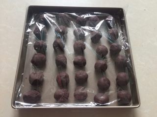 10、广式蛋黄红豆沙月饼,红豆沙称取20g大小的等份，搓成球形，盖上保鲜膜（红豆沙做法见我的菜谱）