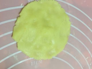 14、广式蛋黄红豆沙月饼,然后压扁，捏成中间厚边缘薄的面皮