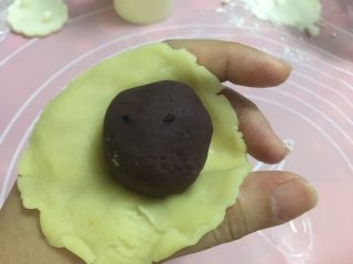 15、广式蛋黄红豆沙月饼,包入馅料，利用手的虎口处轻轻地推动缩口