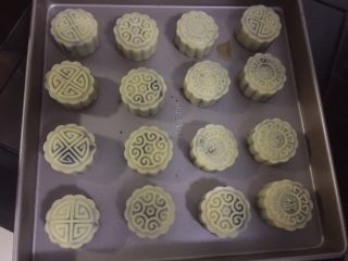 18、广式蛋黄红豆沙月饼,这样印出来的花型才不会变模糊，千万不要做一个印一个，除非有人手帮忙
