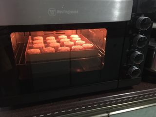 21、广式蛋黄红豆沙月饼,然后放入烤箱继续烤5分钟