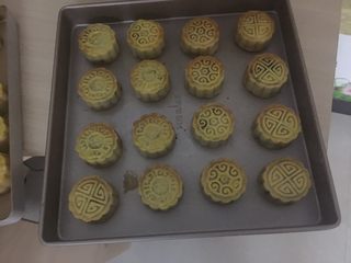 22、广式蛋黄红豆沙月饼,取出放凉