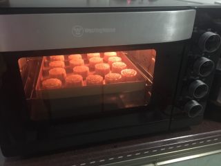 23、广式蛋黄红豆沙月饼,完全晾凉后再放入烤箱继续烤5分钟，依次总共这样烤3次就可以了，最后一次烤好后不要拿出来，放在烤箱冷却过夜，回油了就可以吃了