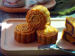 24、广式蛋黄红豆沙月饼,完成