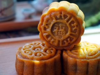 25、广式蛋黄红豆沙月饼,近看